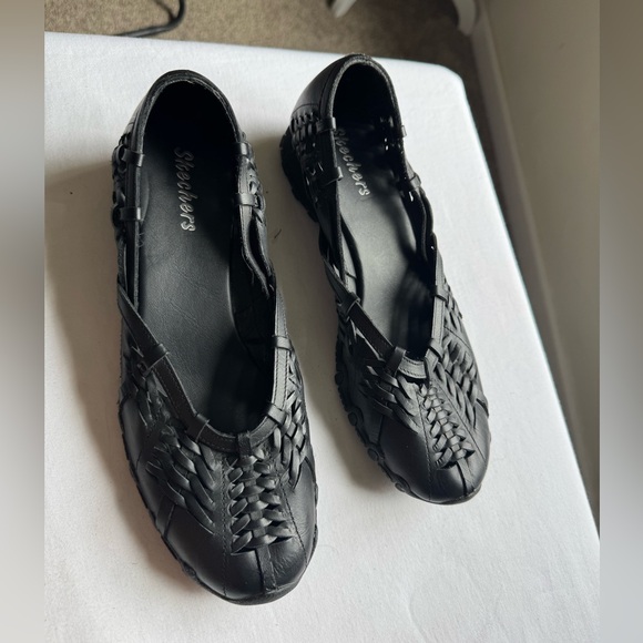 Black Skechers Women's flats feature a woven huarache-styleSize 9.5